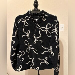 Ruby Rd. Black Bow Pattern Fleece Sweatshirt Black and White. Size Medium.‎ NWOT